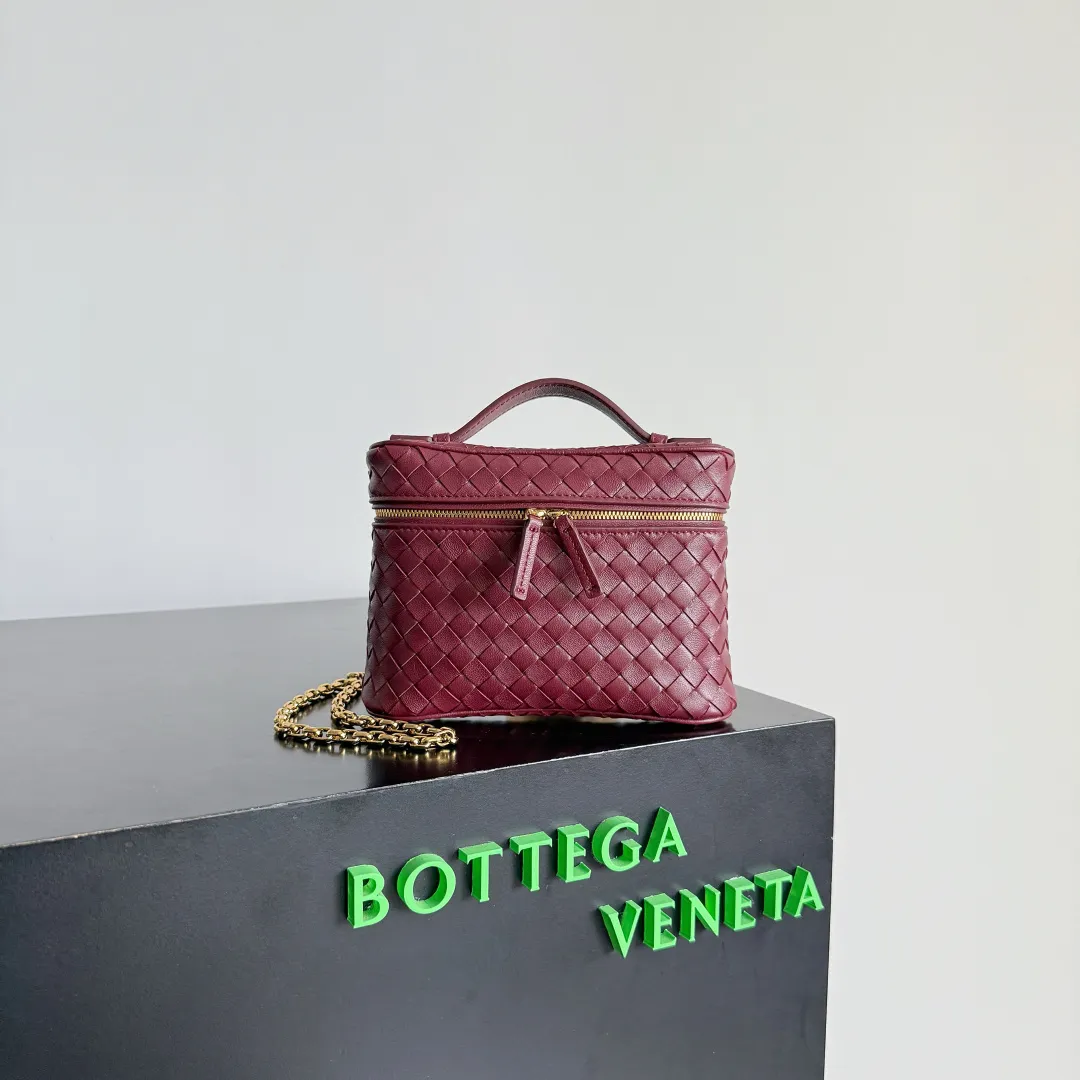 Batch 1480 BOTTEGA VENETA2025 new women's small Soft Vanity cosmetic bag, using the classic Intrecciato weaving technique, inheriting the classics, the ring buckle design 😎 The light metal chain gives you a high-end sense of matching, the chain is removable, and it can be used as a handbag ~ An elegant small bag that is perfect for participating in events. The overall body of the bag is as soft as marshmallow and can be easily kneaded, showing the strong toughness and high-end feel of the leather. The touch of sheepskin is so amazing. It is so healing when pinched! I have absolutely no resistance to small bags! ! ! Style No.: 843800 Color: Barro Red Size: 19*14*3cm
